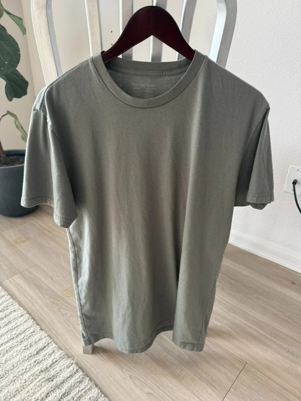 Fresh Clean Threads Large Light Green T-Shirt - Picture 1 of 2